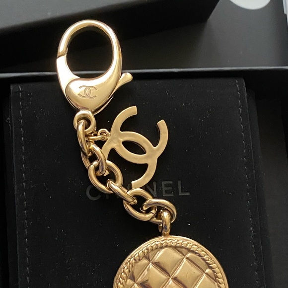 🖤🖤Chanel Medallion Keychain/ Bag charm - Picture 2 of 8